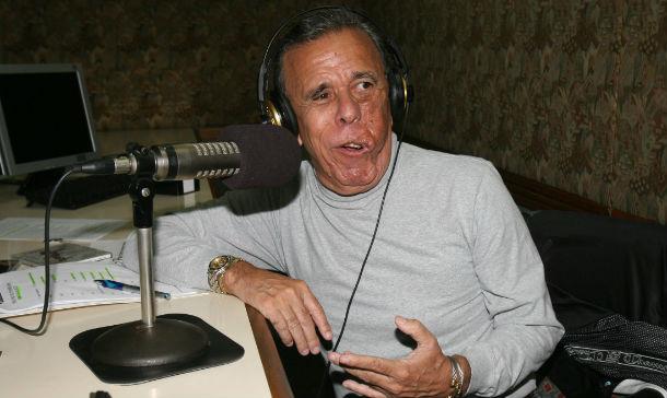 Lucho Delgado Aparicio condujo por años su programa radial MAESTRA VIDA, donde popularizó su tradicional saludo "Saravá!"