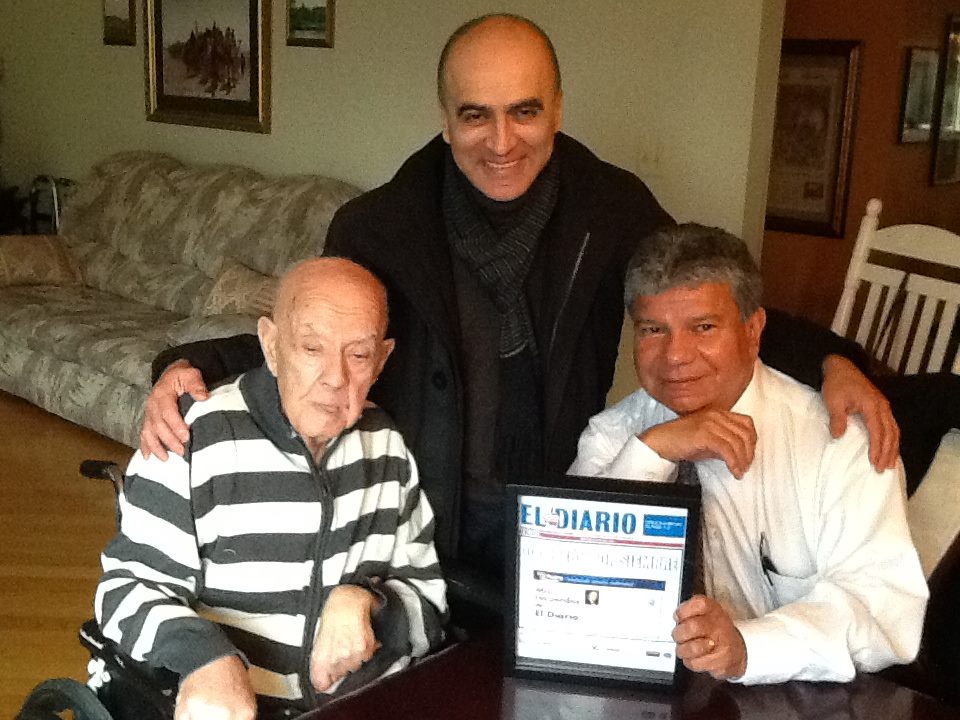 José Rohaidy (izq.) cuando recibió el reconocimiento del Capítulo de Nueva Jersey de la Asociación Nacional de Periodistas Hispanos (NAHJ), representado por sus miembros: Norberto Bogard (centro) y Manuel E. Avendaño (der.)
