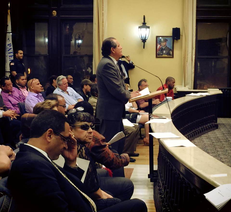 El martes 5 de mayo, el Dr. Carlos A. Tello expone ante el Concejo Municipal de Paterson la posicion de Peruvian Parade frente a los cobros que se planea aplicar a los desfiles y procesiones que se llevan a cabo en esta ciudad. FOTO: VICTOR FLORES