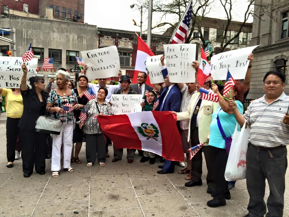 Miembros del Desfile Peruano de Nueva Jersey protestaron pacificamente en las afueras del City Hall de Paterson, por los que se consideran cobros excesivos que se planea realizar para que los desfiles puedan realizer sus marchas por esta ciudad. FOTO: VICTOR FLORES 