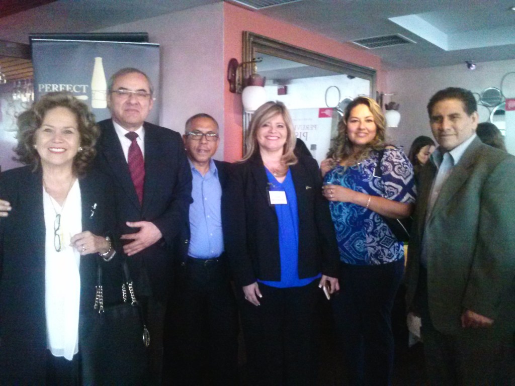 La cónsul del Perú en Nueva York, María Teresa Merino de Grant, fue una de las más entusiasmadas durante la Fiesta del Ají Amarillo que se realizó exitosamente en el “Marinero Grill” de West New York, Nueva Jersey. Junto a ella, entre otros, Melvi Dávila –organizadora de la actividad- el empresario peruano Norberto Curitomai –de Spanish Transportation- y el empresario César Teixeira –representante de Pisco Queirolo-. FOTO: NuestraGenteDigital.com 