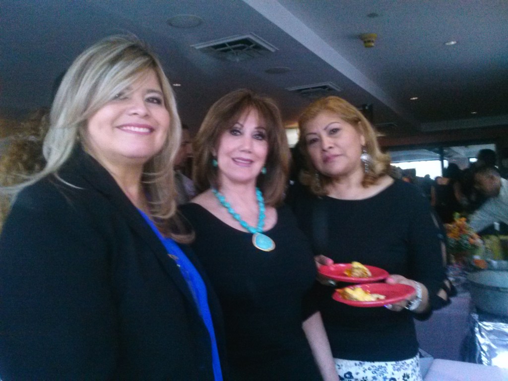 Melvi Dávila, Elvia Valencia y Elizabeth Curitomai departiendo durante la gran fiesta.