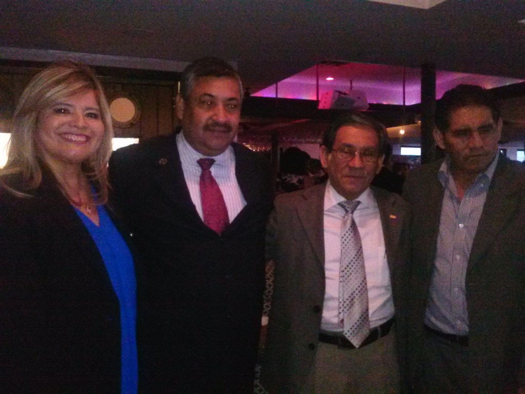 Melvi Dávila –organizadora de la actividad- junto a Luis Marino –funcionario de Port Chester- Isaac Sam –de Goya Foods- y Norberto Curitomai –de Spanish Tranportation-, cuatro grandes peruanos de nuestra área.