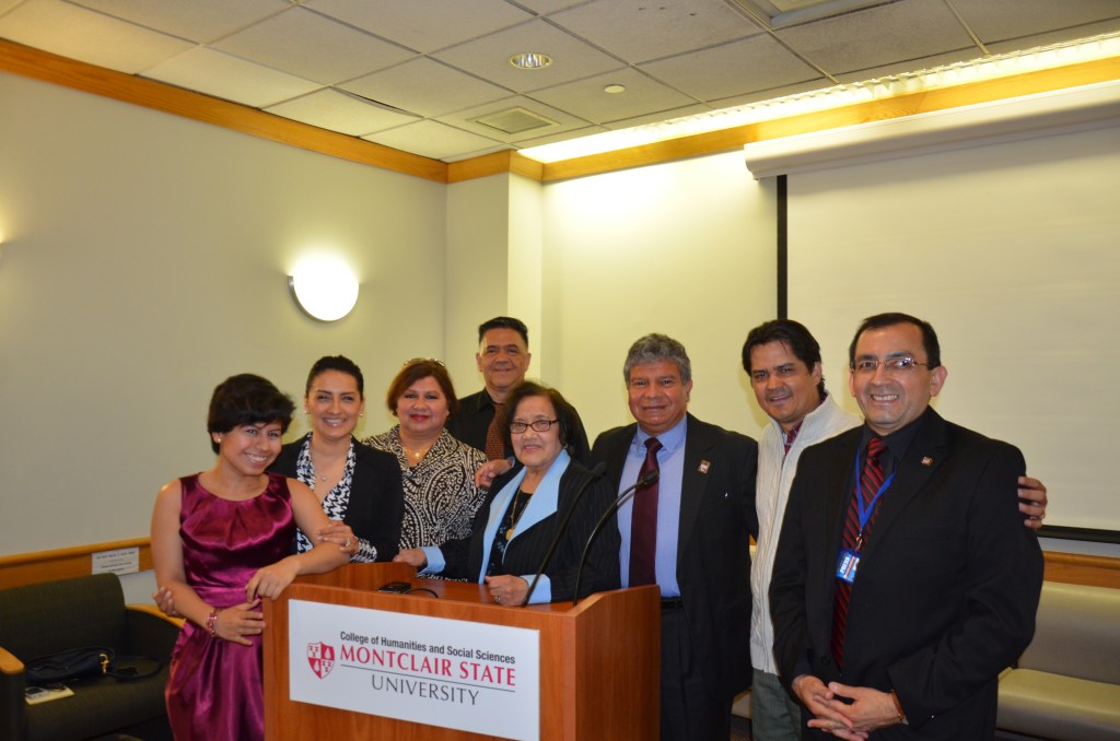 Kelsie Rojas rodeada de sus familiares junto a miembros del Capitulo de Nueva Jersey de la Asocacion Nacional de Periodistas Hispanos (NAHJ) Manuel Avendano y Alejandro Roman; y a Magali Rohaidy, viuda de Jose Rohaidy, y su hijo Gabriel. 