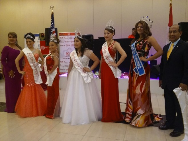 Rodolfo Flores, junto a las reinas del Desfile Peruano de Nueva York, coronadas durante la Fiesta de Gala que se realizó el viernes 26 de junio en Queens. 