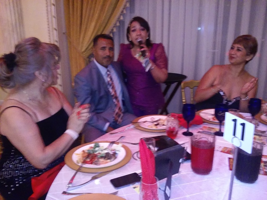 Walter Bustamante, activista deportivo de Nueva Jersey, junto a familiares y amigos en la mesa 11.