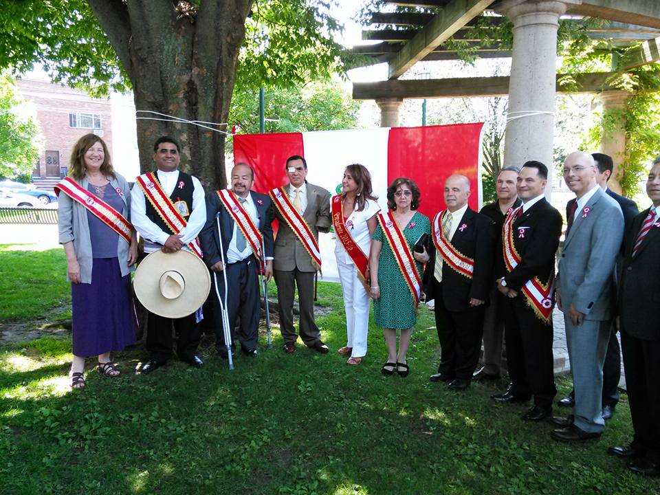Las personalidades del desfile peruano PCANJ durante el reciente izamiento de bandera realizado frente a la alcaldía de Kearny. FOTO: SAID CHAVARRY RUSSO/El Paparazzi de New Jersey