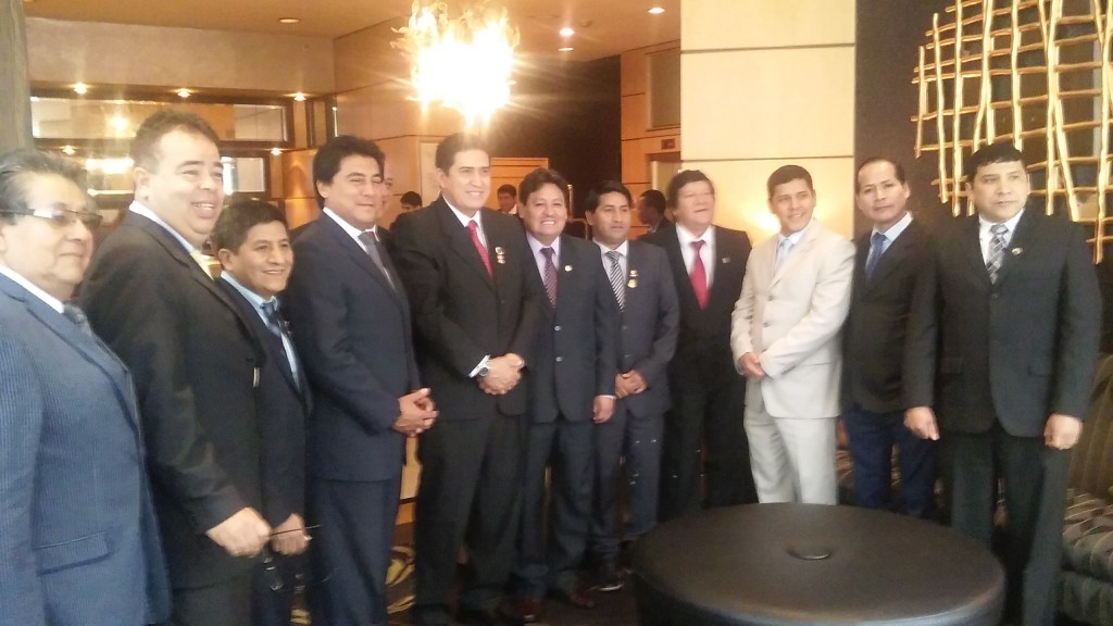 La delegación de regidores llegados desde diferentes distritos de Lima, junto al activista comunitario Nolberto Limo. Foto: NuestraGenteDigital.com