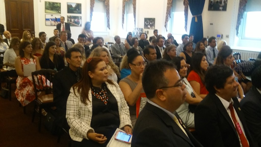 Los peruanos recibieron una conferencia sobre diferentes tópicos, incluido inmigración, educación y política exterior, a cargo de funcionarios de la administración Obama. FOTO: NuestraGenteDigital.com