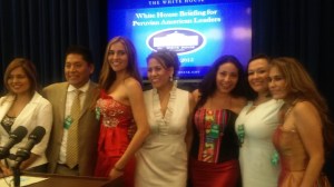Kilder Fuentes, presidente del Peruvian American National Council (PANC) con un grupo de peruanas en la sede de la Casa Blanca. Foto: NuestraGenteDigital.com