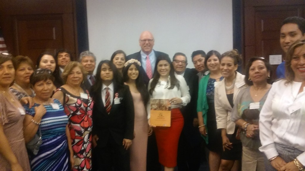El congresista Joseph Crowley posa junto al grupo de peruanos participantes en la cumbre en el Capitolio de los Estados Unidos. Foto: NuestraGenteDigital.com