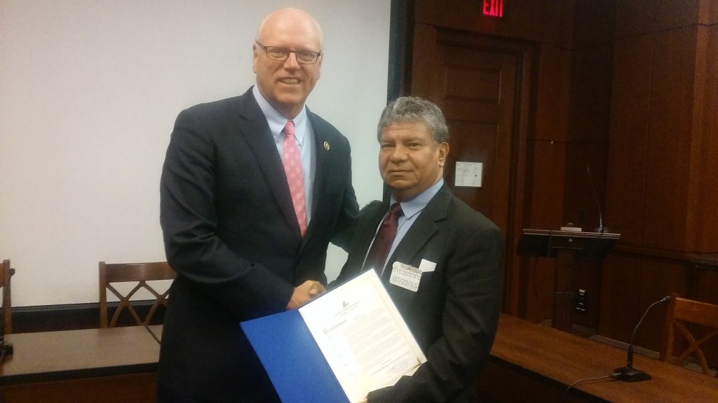El congresista Joseph Crowley entrega el reconocimiento del Congreso a Manuel E. Avendaño por sus 30 años de trayectoria periodística en los Estados Unidos. Foto: NuestraGenteDigital.com