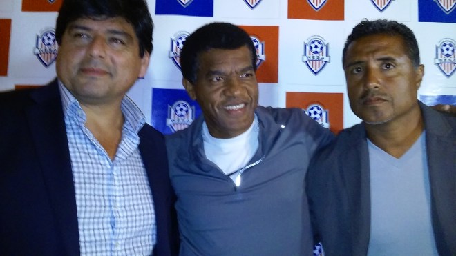 El empresario Eric Mendoza, el Profesor Julio Cesar Uribe, y el entrenador deportivo Walter Bustamante, durante la conferencia de prensa ofrecida el jueves 23 en el Aji Limon Restaurant de Clifton, New Jersey. FOTO: NuestraGenteDigital.com