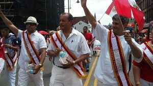 El chef internacional Emmanuel Piqueras, Gran Mariscal del Desfile Peruano, junto al Dr. Carlos Tello, presidente de Peruvian Parade Inc., y el Dr. Jaime Yáñez, elegido el Profesional del Año.