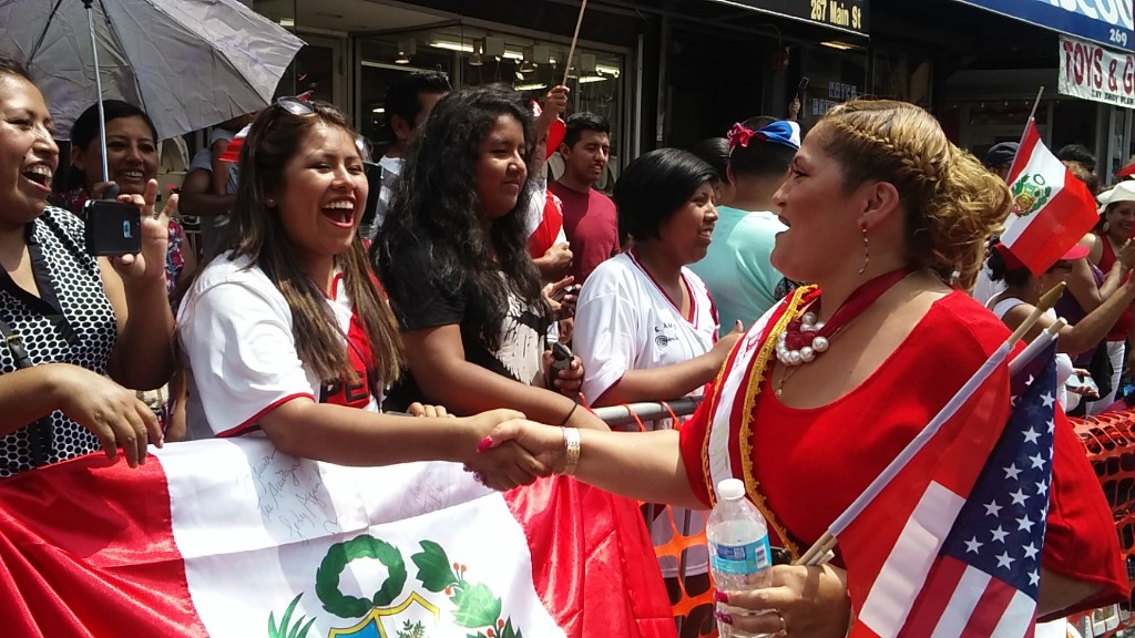 La primera concejal peruana en Paterson, Maritza Davila, saluda a los espectadores del desfile.