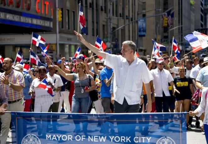081015 BILL DE BLASIO EN DESFILE DOMINICANO DE NY
