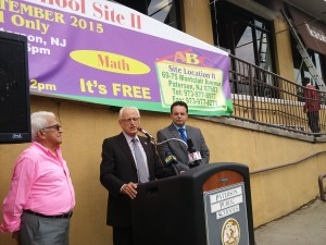El congresista Bill Pascrell junto al concejal Andre Sayegh durante la inauguracion del nuevo centro preescolar.