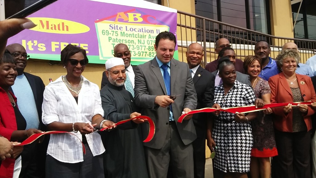 Corte de cinta que da por inaugurado el Nuevo Gilmore Memorial Preschool Site II en la avenida Montclair en South Paterson.