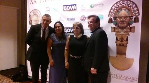 Sergio Massa, fundador del Tumi USA Award en 1995, posa con algunos invitados en el Teatro AMC 25 Empire Theatres de Manhattan.