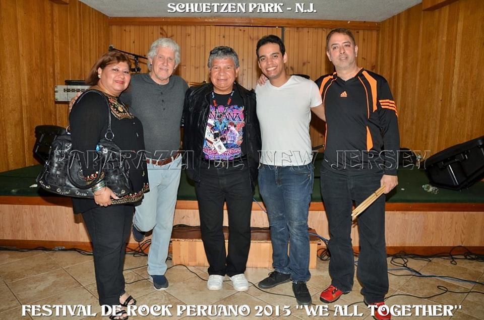 El grupo We All Together en el Schuetzen Park de North Bergen, junto a Rosa Arbulu, directora de NuestraGenteDigital.com y el periodista Manuel E. Avendano. FOTO: SAID CHAVARRY/EL PAPARAZZI DE NUEVA JERSEY