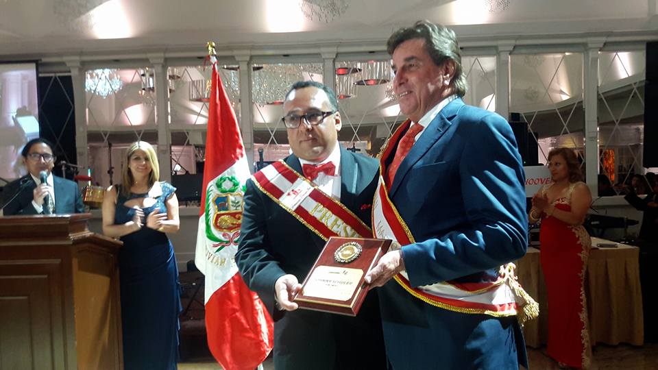 JOHNNY SCHULER GRAN MARISCAL DEL DESFILE PERUANO