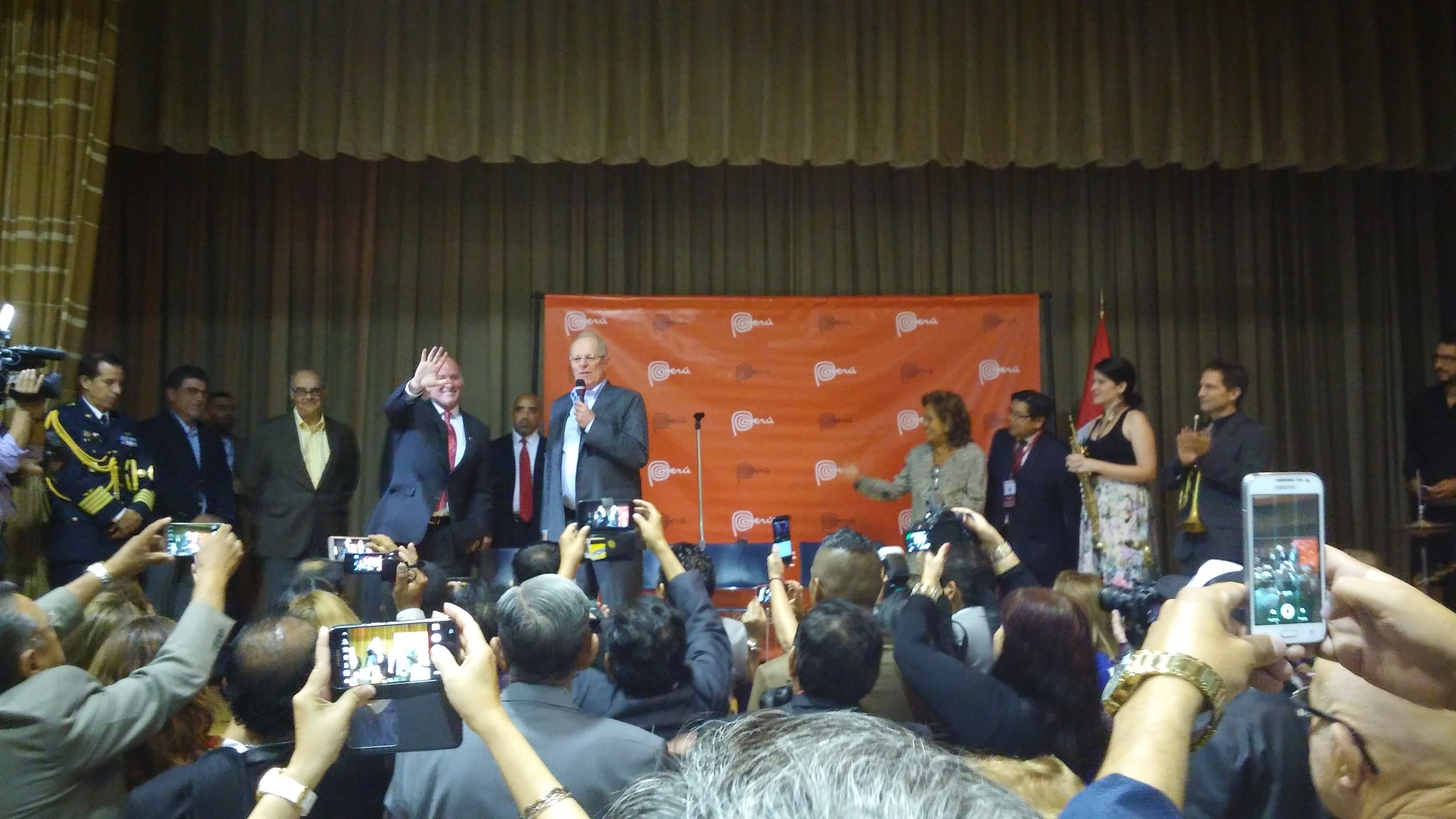 ppk-con-los-peruanos-en-el-exterior