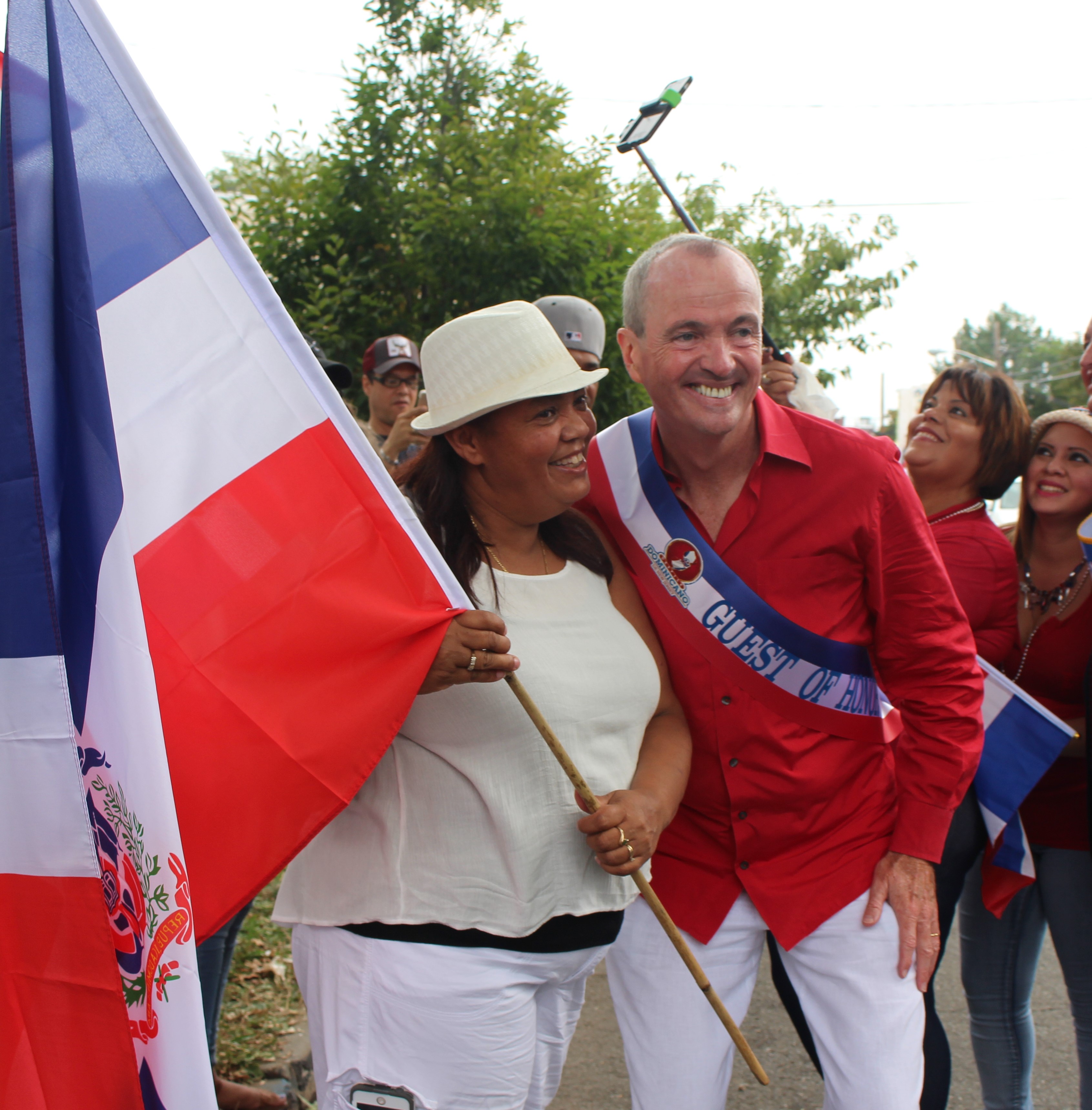 091816-murphydamas-con-bandera-dominicana-en-desfile-paterson