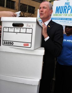 040617 PHIL MURPHY CON CAJAS