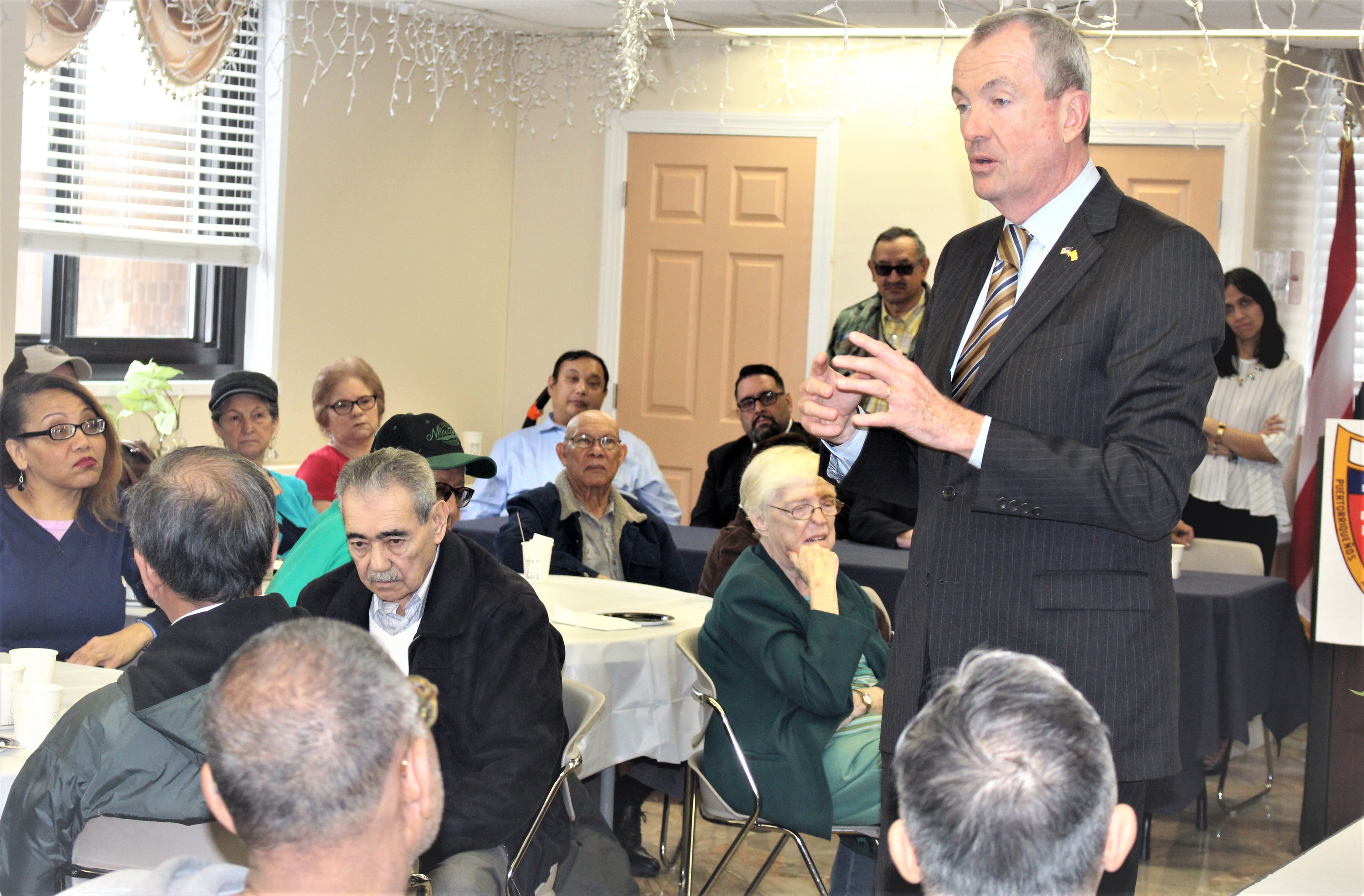 foto , PHIL MURPHY CON LOS PUERTORRIQUENOS EN PACO, FEBR 28