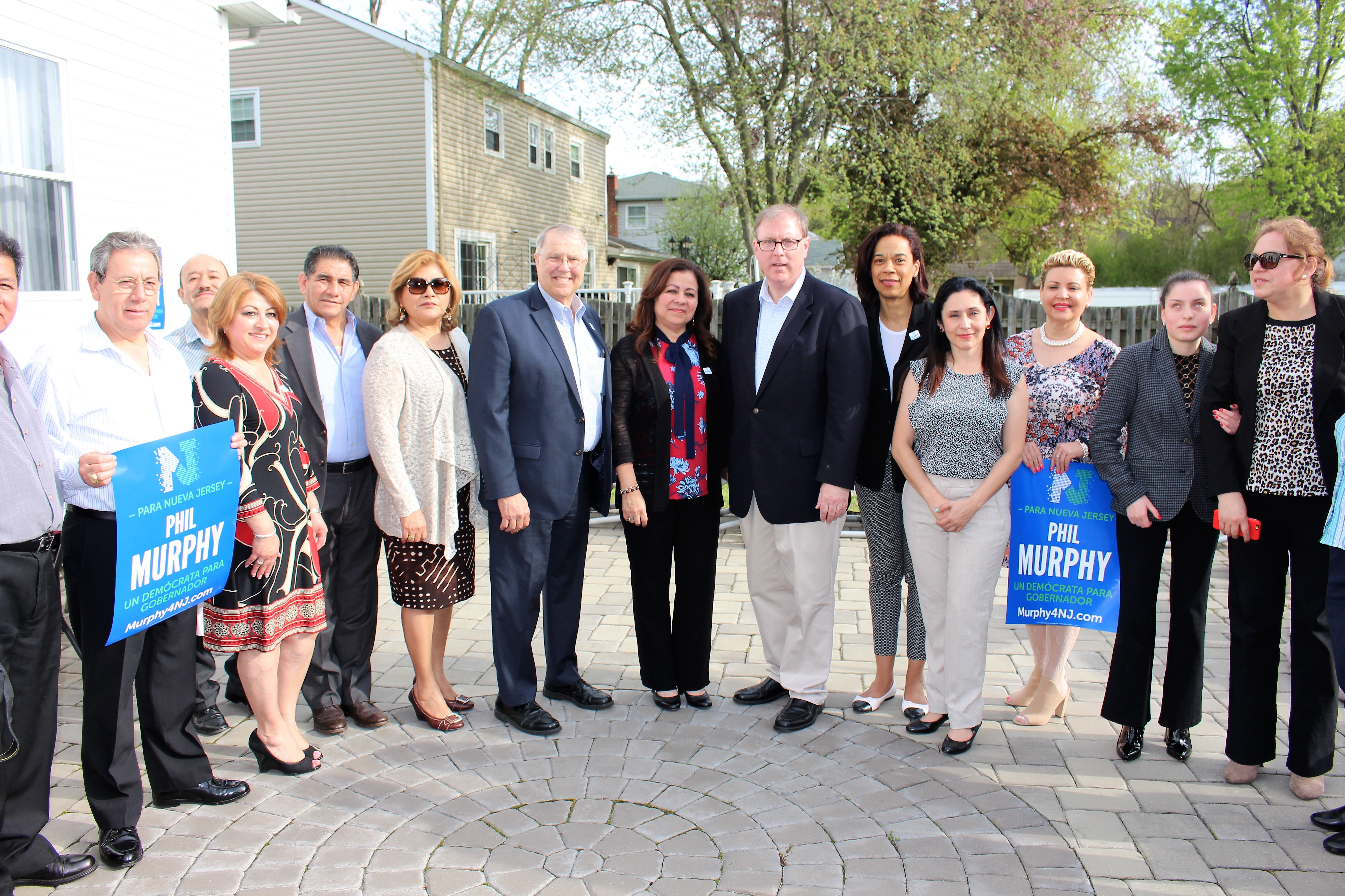 042417 Elizabeth Cano, junto a las autoridades Condado de Union