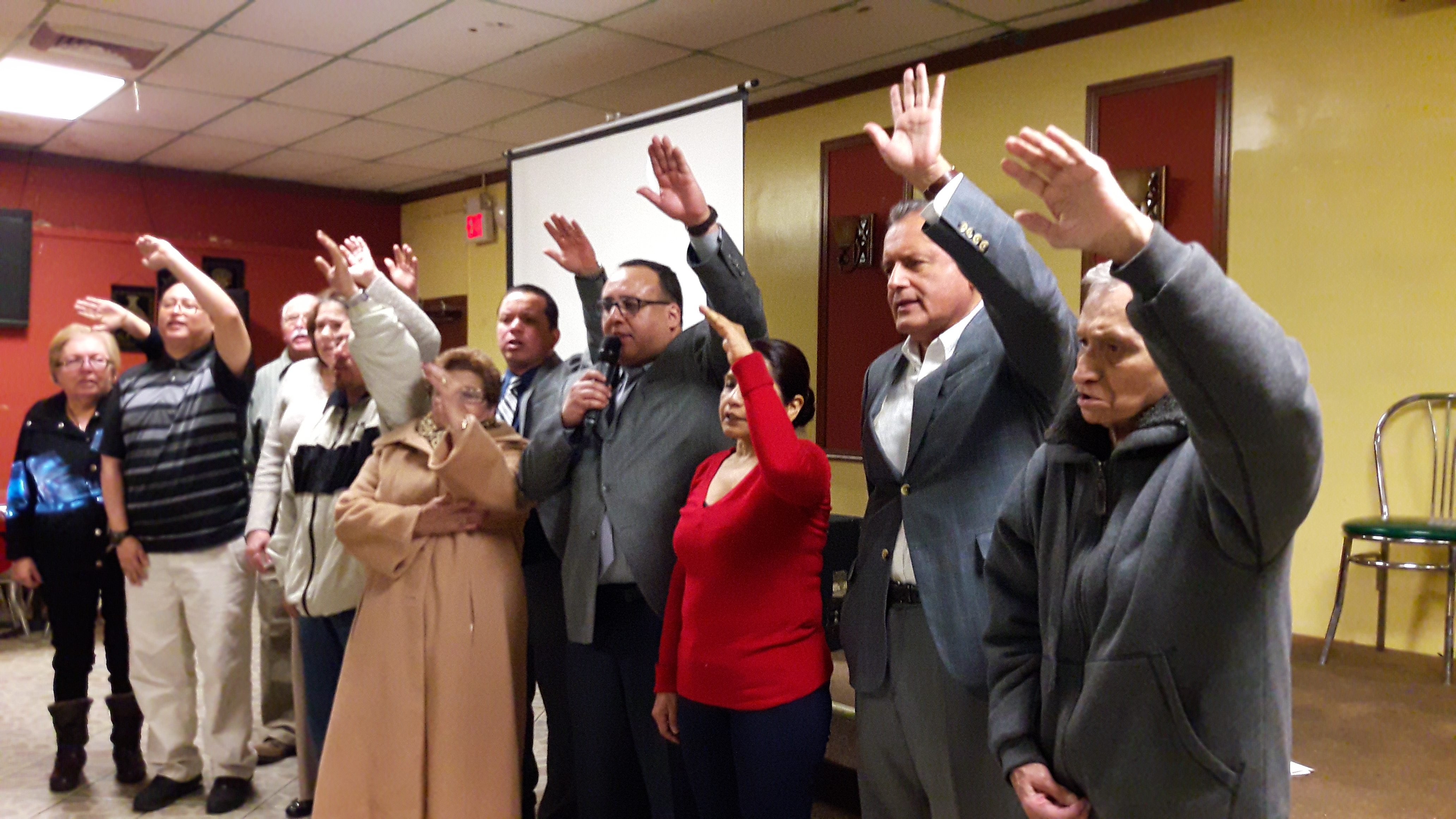 APRISTAS LEVANTANDO EL BRAZO