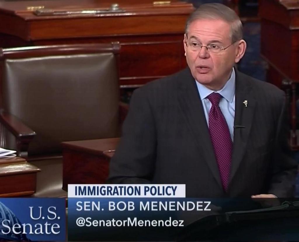 ► SENADOR MENENDEZ AFIRMA QUE «NO HAY LEY QUE OBLIGUE A SEPARAR&nbsp;FAMILIAS»