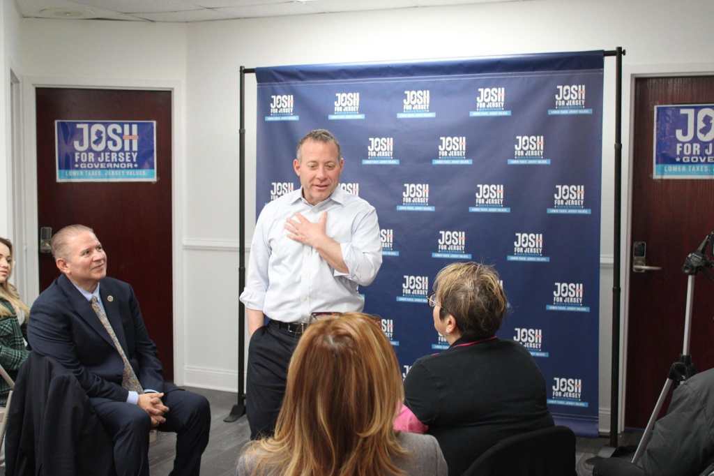 JOSH GOTTHEIMER SE REÚNE CON LÍDERES LATINOS EN&nbsp;HACKENSACK