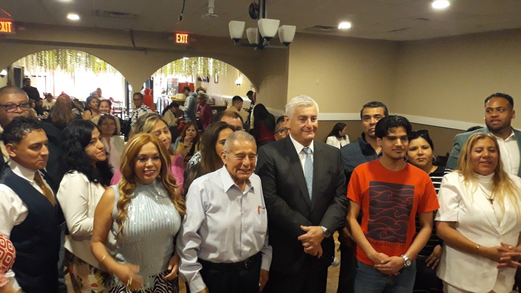 CONGRESISTA JUAN CARLOS LIZARZABURU SE REÚNE CON PERUANOS EN PATERSON,&nbsp;NJ