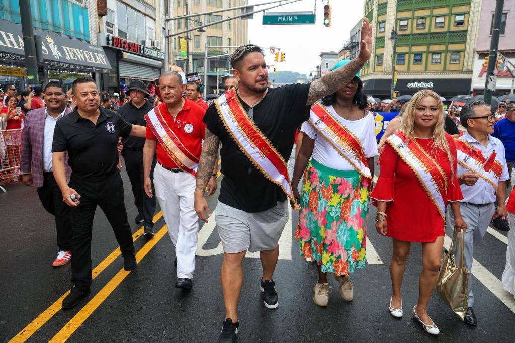 «LOCO» VARGAS, «GRAN MARISCAL» DEL DESFILE PERUANO 2025, ACLAMADO EN NUEVA&nbsp;JERSEY