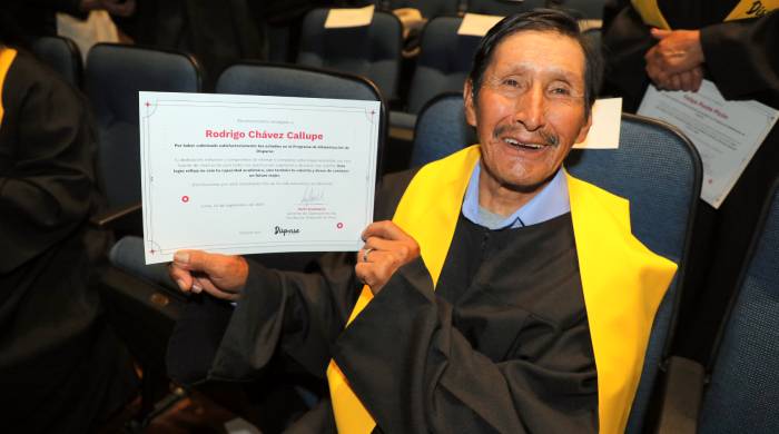 ENFERMO DE PARKINSON LOGRA GRADUARSE EN «ALFABETIZACIÓN DIGITAL» A LOS 80&nbsp;AÑOS