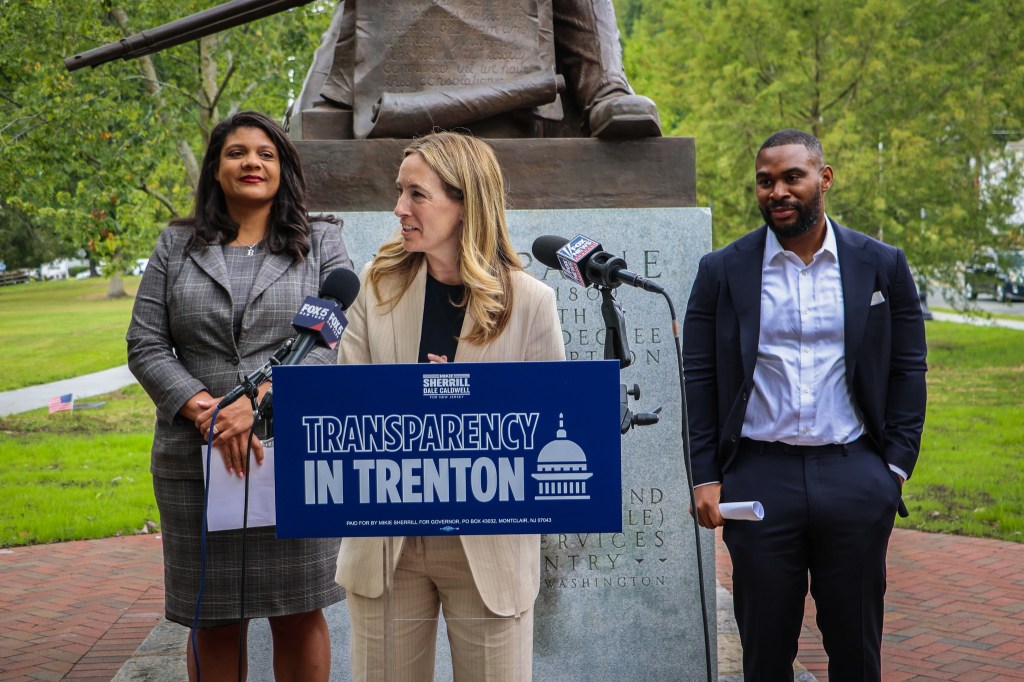 MIKIE SHERRILL DENUNCIA QUE GOBIERNO DE TRUMP DIVULGÓ ILEGALMENTE SUS REGISTROS MILITARES CUANDO ERA PILOTO DE LA&nbsp;MARINA