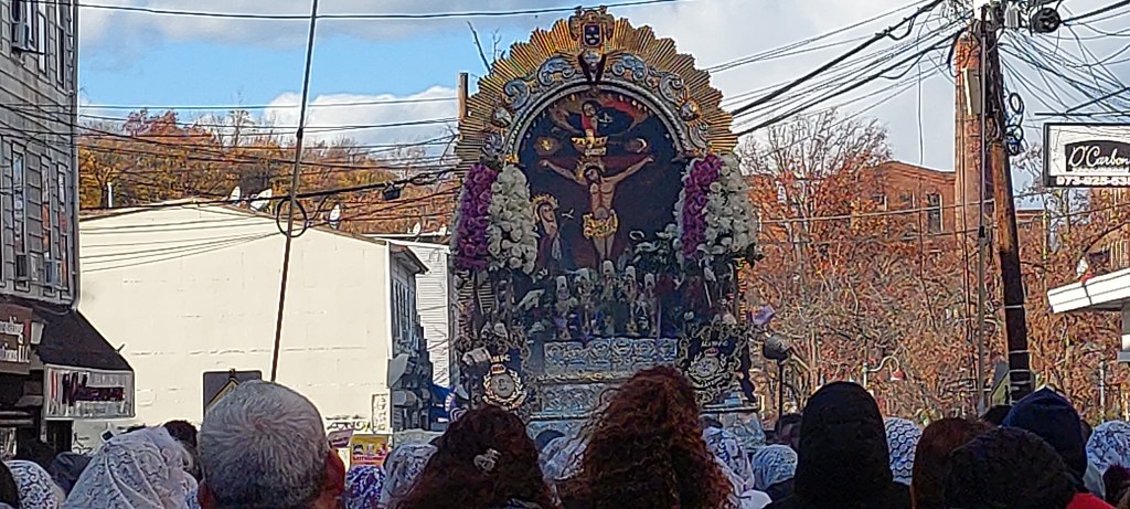 PROCESIÓN DEL SEÑOR DE LOS MILAGROS RECORRE CALLES DE PATERSON DESAFIANDO FRÍO Y&nbsp;VIENTOS