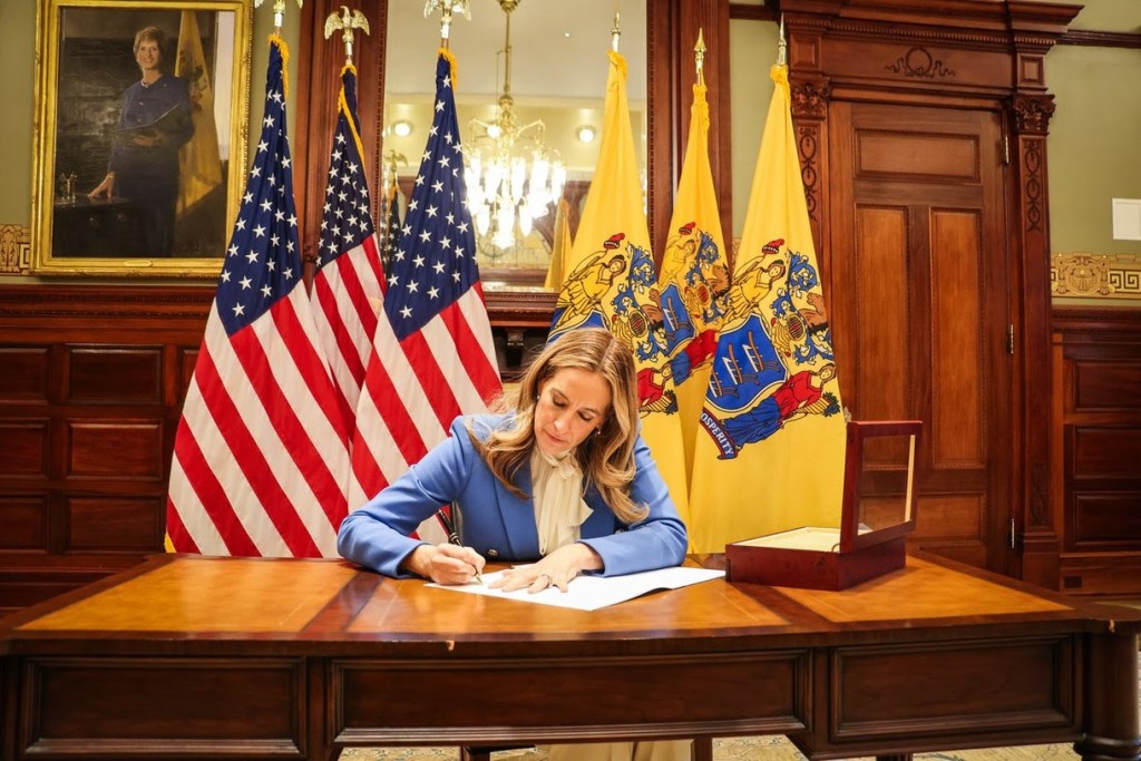 DURANTE SU INAUGURACIÓN… MIKIE SHERRILL FIRMA ORDEN EJECUTIVA PARA CONGELAR TARIFAS DE ENERGÍA