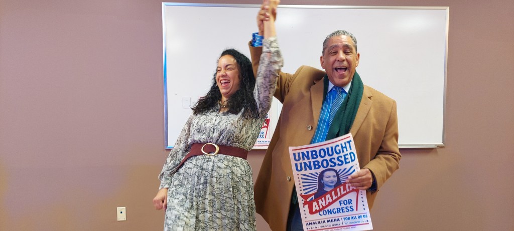 A RITMO DE CUMBIA, SALSA, BACHATA Y MERENGUE… ANALILIA MEJÍA RECIBE IMPORTANTE RESPALDO RUMBO AL CONGRESO…