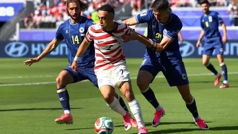 JUGANDO CON 10 HOMBRES… ESTADOS UNIDOS ENTRA A OCTAVOS DE FINAL TRAS GANAR 2-0 A BOSNIA-HERZEGOVINA…