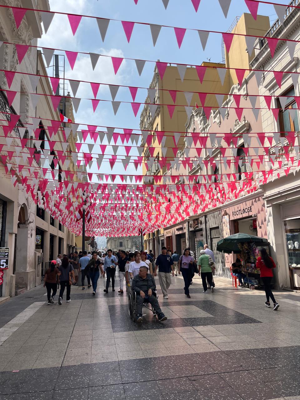 ADORNAN LIMA CON CADENETAS Y BANDERAS ROJIBLANCAS EN ESPERA DE LAS FIESTAS PATRIAS 2026