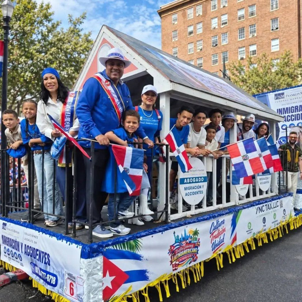 DOMINICANOS CELEBRAN DESFILE EN PATERSON DESAFIANDO INTENSA&nbsp;LLUVIA